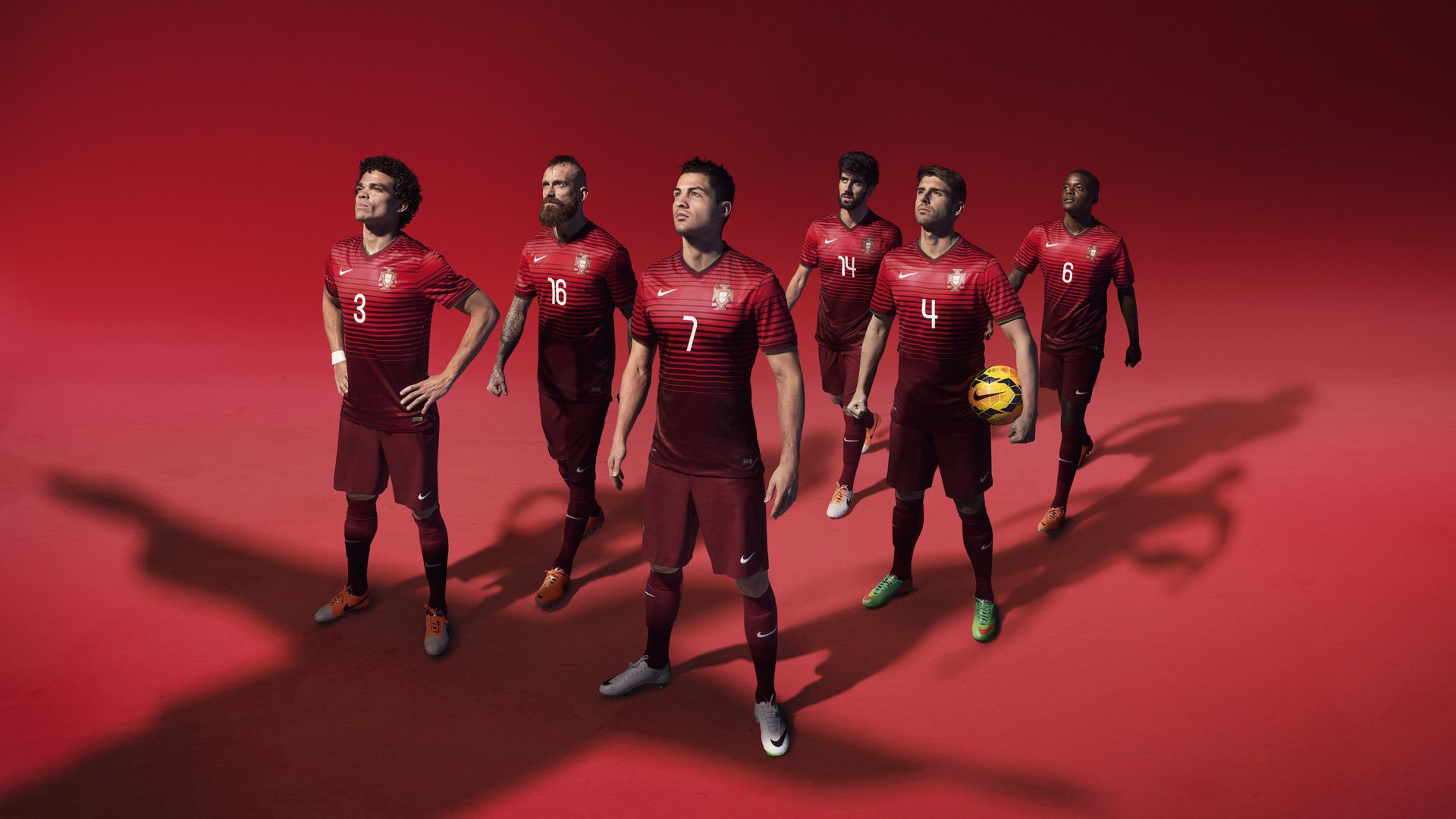 “足球场馆引入绿色节能技术，环保先行”，设计足球场如何节约城市空间